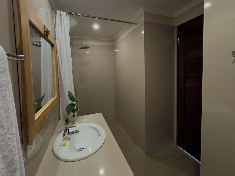 Superior Room, 1 King Bed, Pool View photo 2