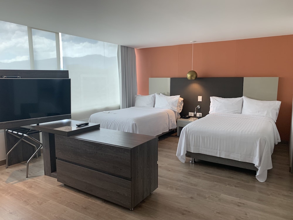 Suite, 2 Twin Beds - Photo 2