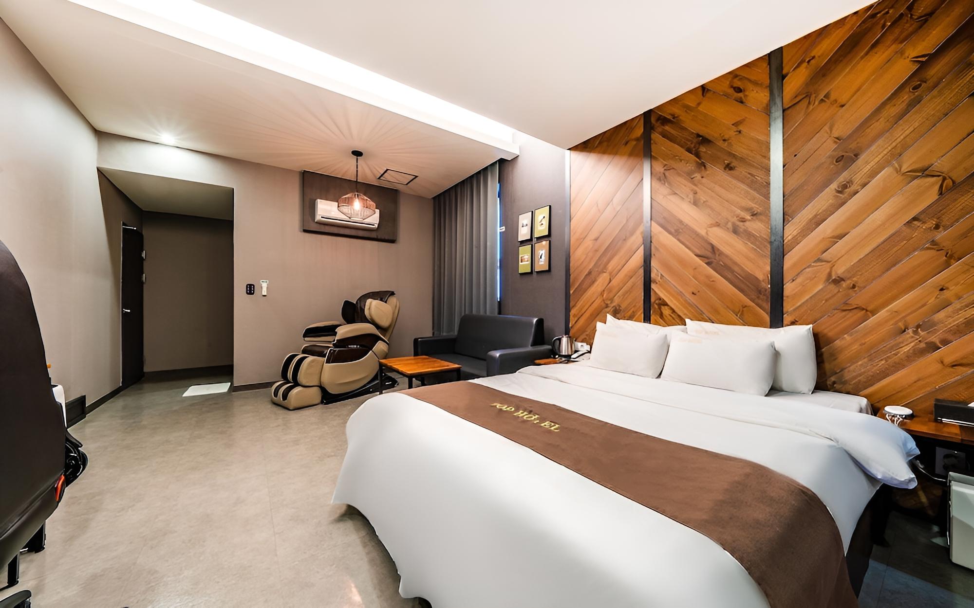 Room (VIP (massage chair air purifier batht) - Photo 8