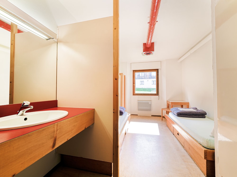 Twin Room with Ensuite Shower – Shared Toilets