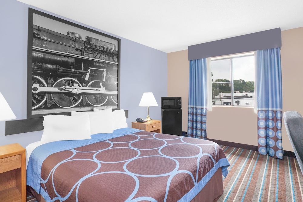 Room, 1 Queen Bed, Microwave - Photo 3
