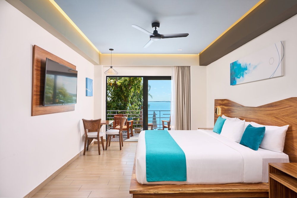 Deluxe King Size Front Lagoon View - Photo 1