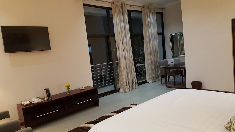 Exclusive Suite, 1 King Bed, Ensuite, Courtyard Area