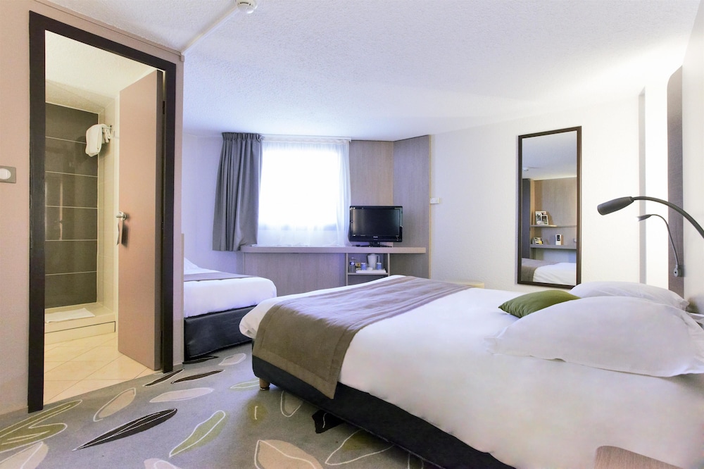 Standard Room, Multiple Beds - Photo 1