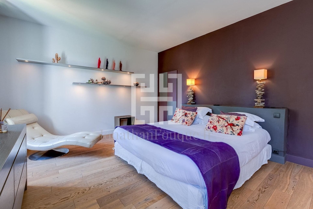 Superior Room (Noir, Violette, Rouge)