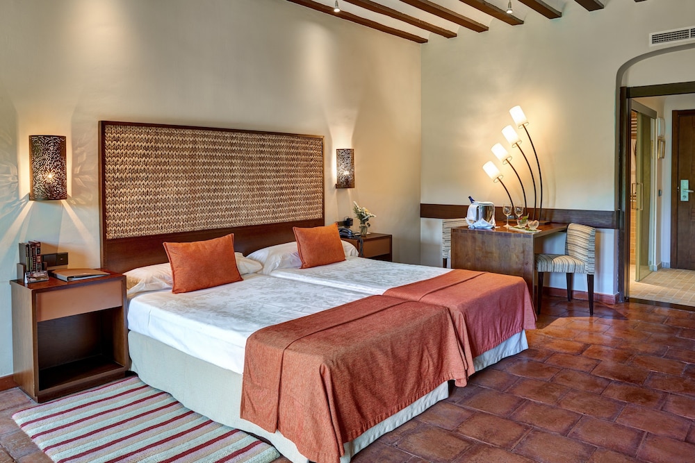 Standard Twin Room (2 adults + 1 child) photo 3
