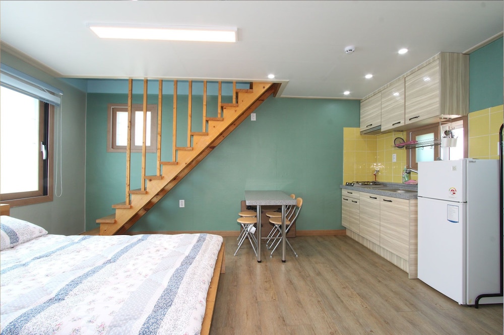 Family Room (201) photo 3