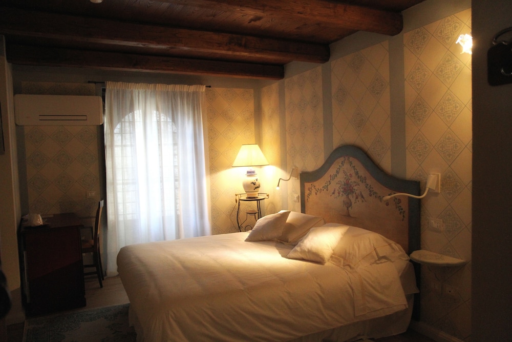 Deluxe Double Room - Photo 11
