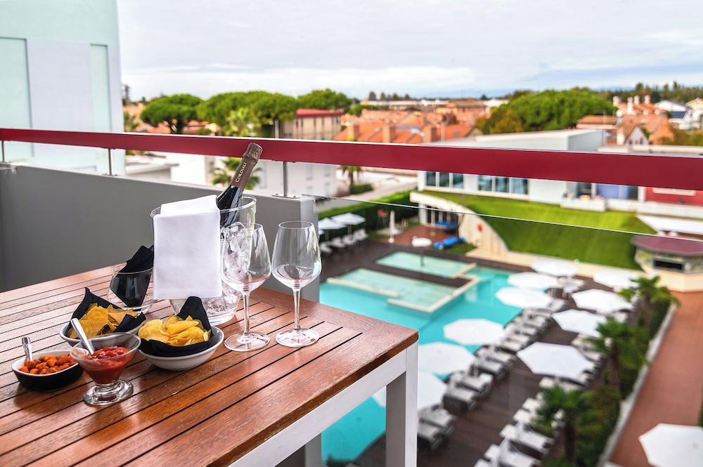 Classic Studio, Balcony, Pool View (Suite Domino Small)