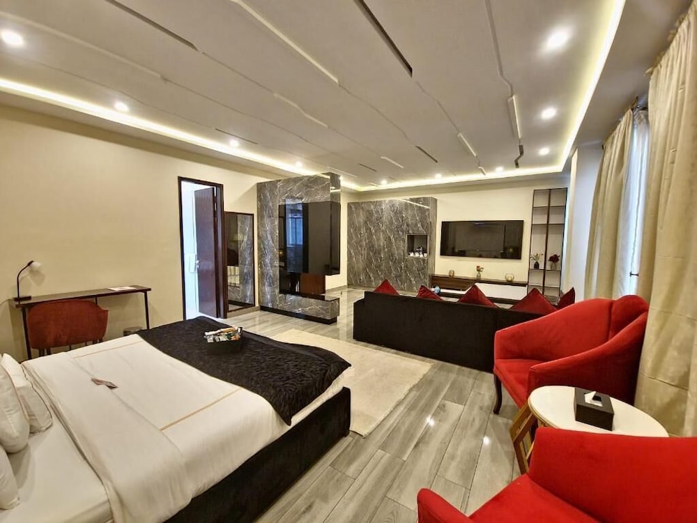 Superior Studio Suite, City View photo 3