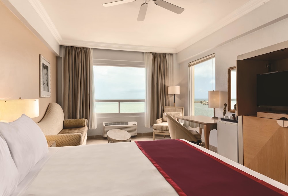 Deluxe Room, 1 King Bed, Non Smoking - Photo 2