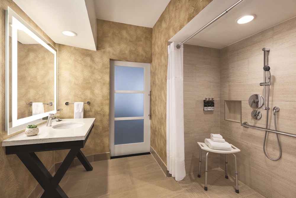 Suite, 1 King Bed, Accessible, Ocean View (Roll-In Shower) - Photo 4