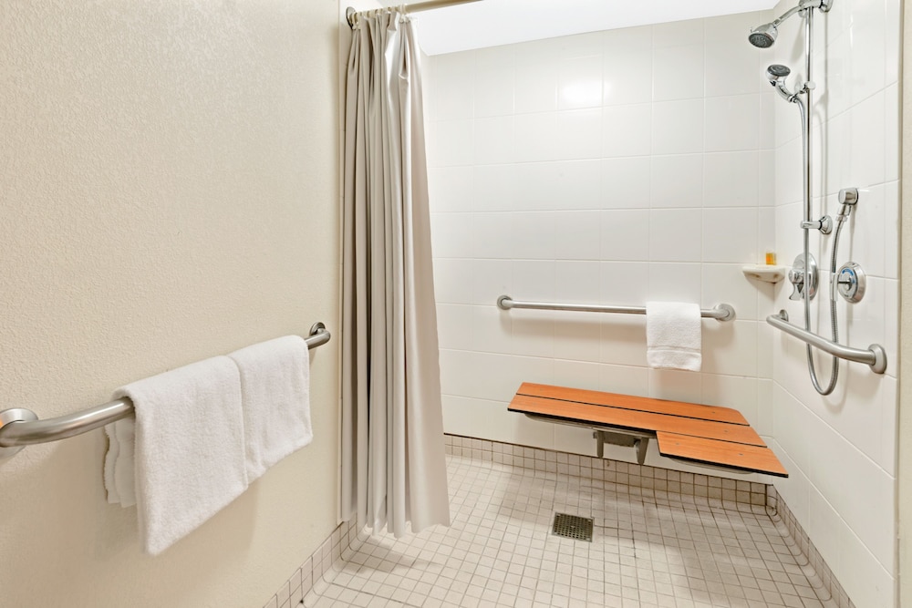 Standard Room, 1 King Bed, Accessible photo 3