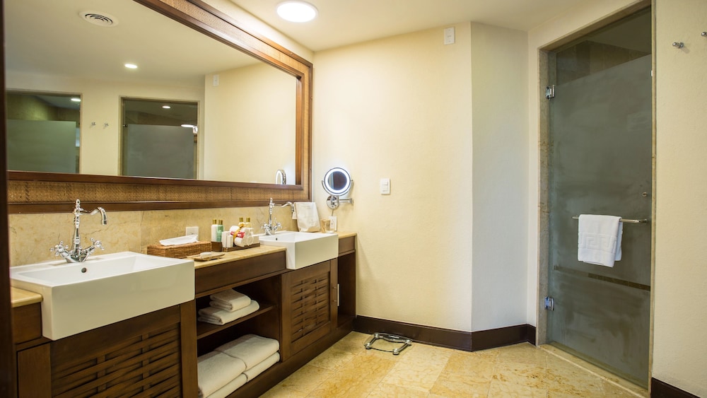 Preferred Club Ocean Front Governor Suite - Photo 3