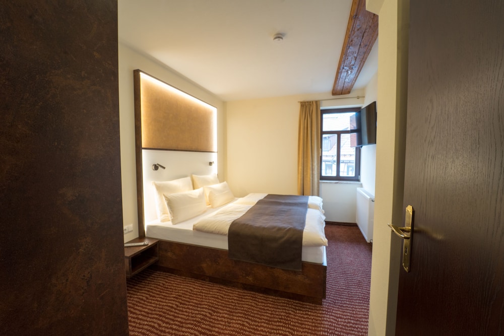Basic Suite - Photo 1