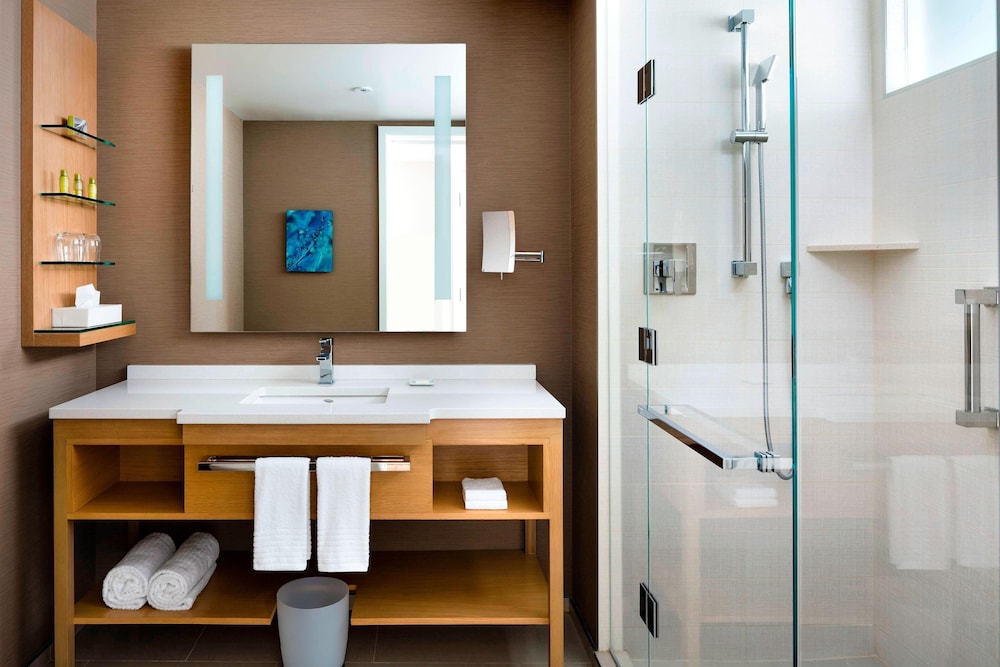Room, 1 King Bed, Harbor View thumbnail 6
