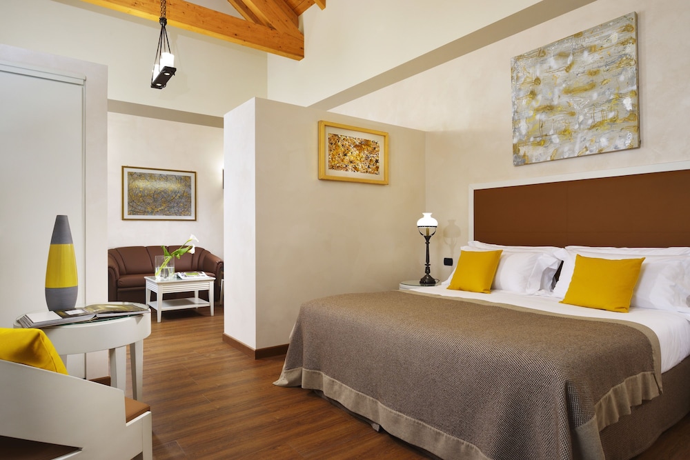 Suite - Photo 1