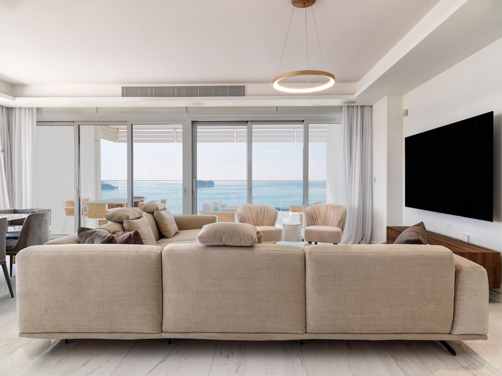 Luxury Apartment, 3 Bedrooms (9F) - Photo 25