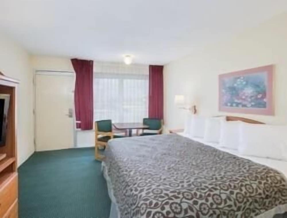 Room, 1 King Bed, Refrigerator & Microwave photo 3