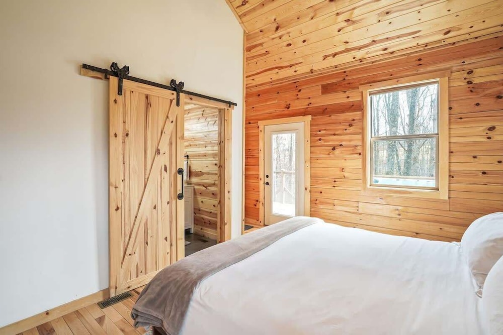 Cabin, 1 King Bed, Hot Tub (Fern Haven)
