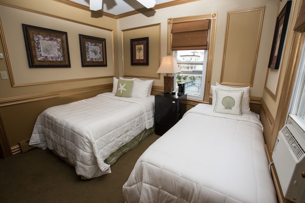 Deluxe Room, Multiple Beds, Private Bathroom (Deluxe Double Room) photo 2