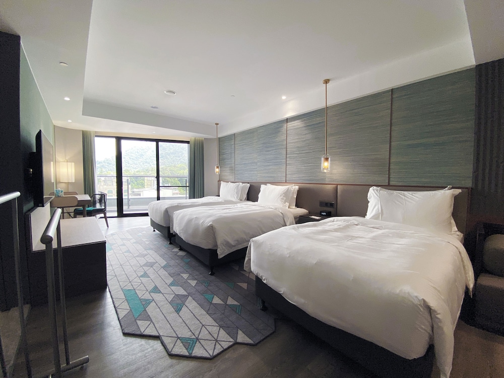 Executive Room, 3 Twin Beds, Non Smoking, Partial Lake View