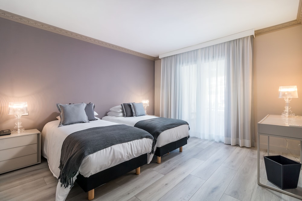 Standard Double Room, Balcony, Partial Ocean View photo 3