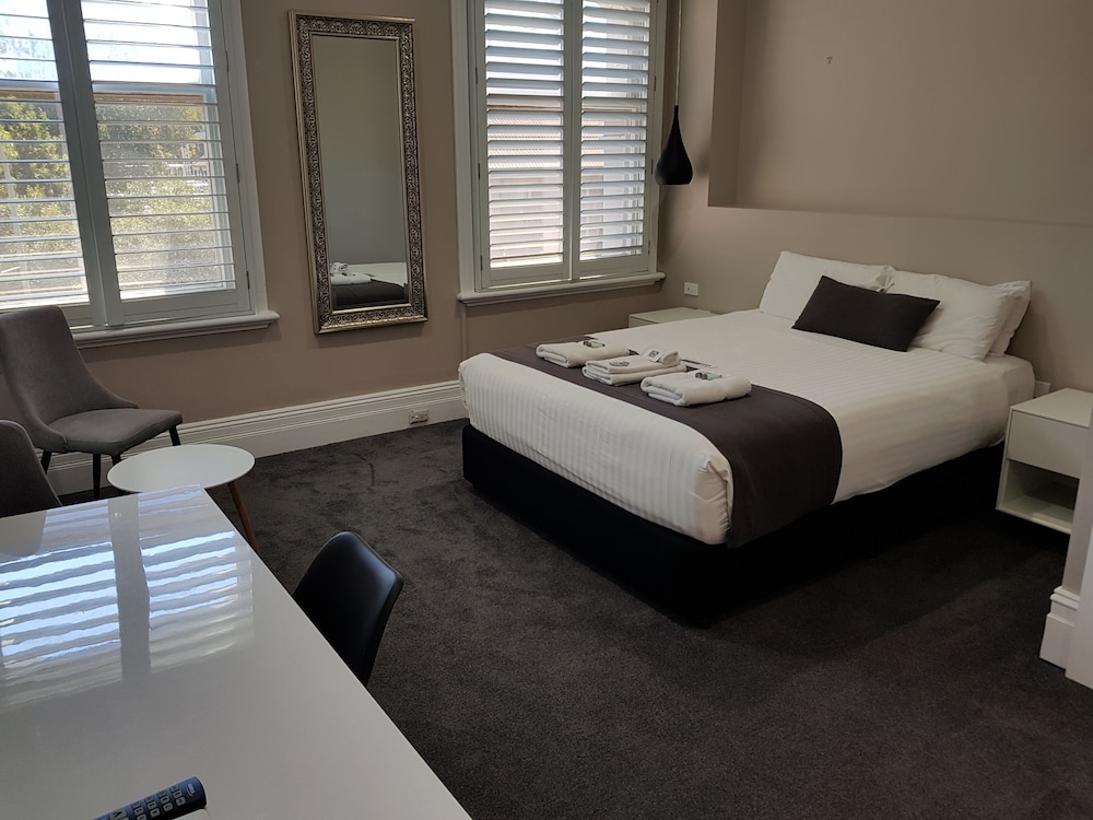 Queen room 14 Top Floor (Stair Access Only) photo 3