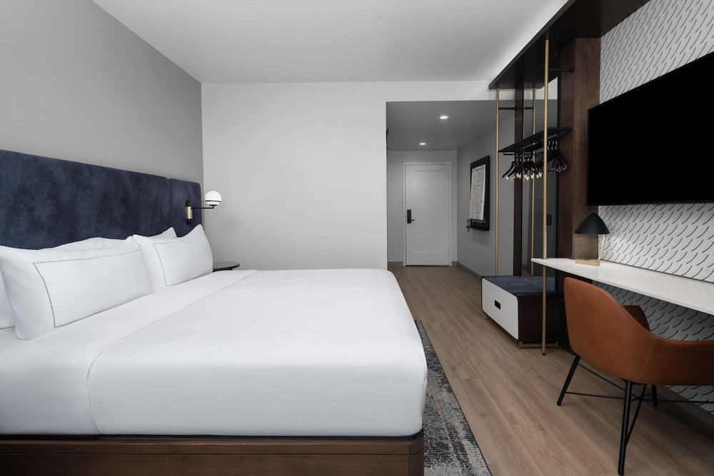 Room, 1 King Bed - Photo 4