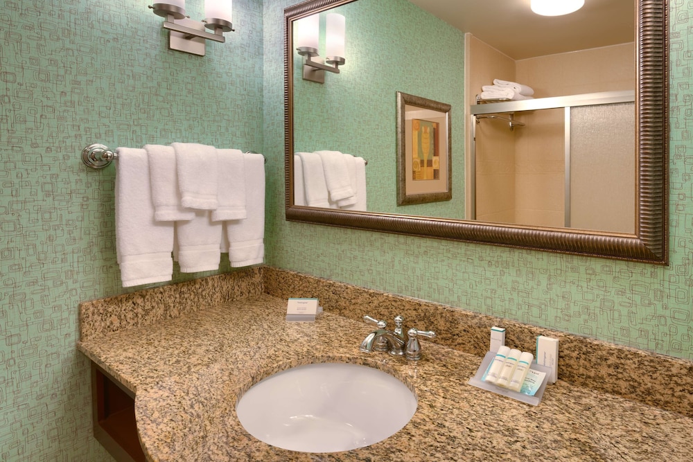 Hearing Accessible Whirlpool Room, 1 King - Photo 4