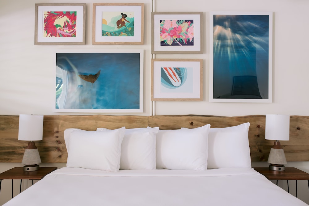 Room, 1 King Bed, Poolside - Photo 3