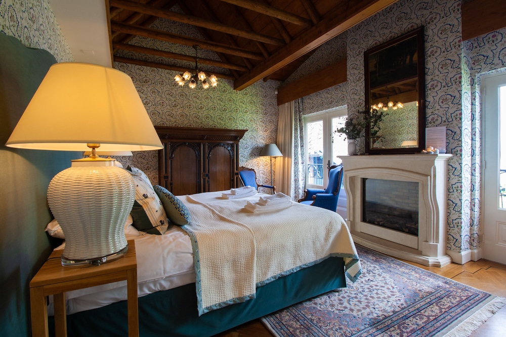 Luxury Double Room, 1 King Bed, Jetted Tub, River View photo 2
