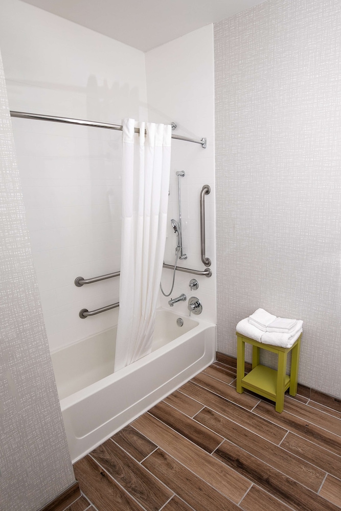 Room, 1 Queen Bed, Accessible - Photo 4