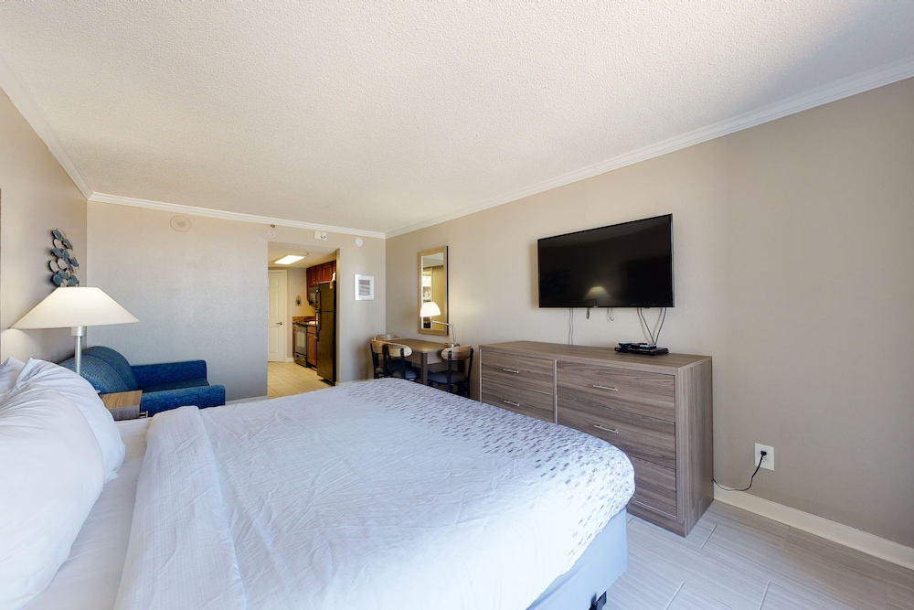 Room (Studio, Deluxe 1 King Bed, Oceanfront) photo 2