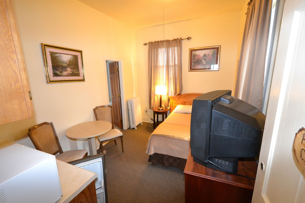 Kansas City - microwave/fridge, private restroom/shower photo 1