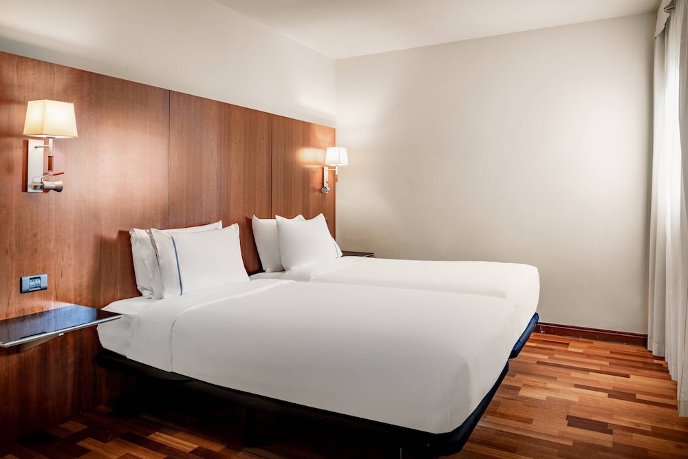 Standard Room, 2 Twin Beds, Pool View - Photo 7