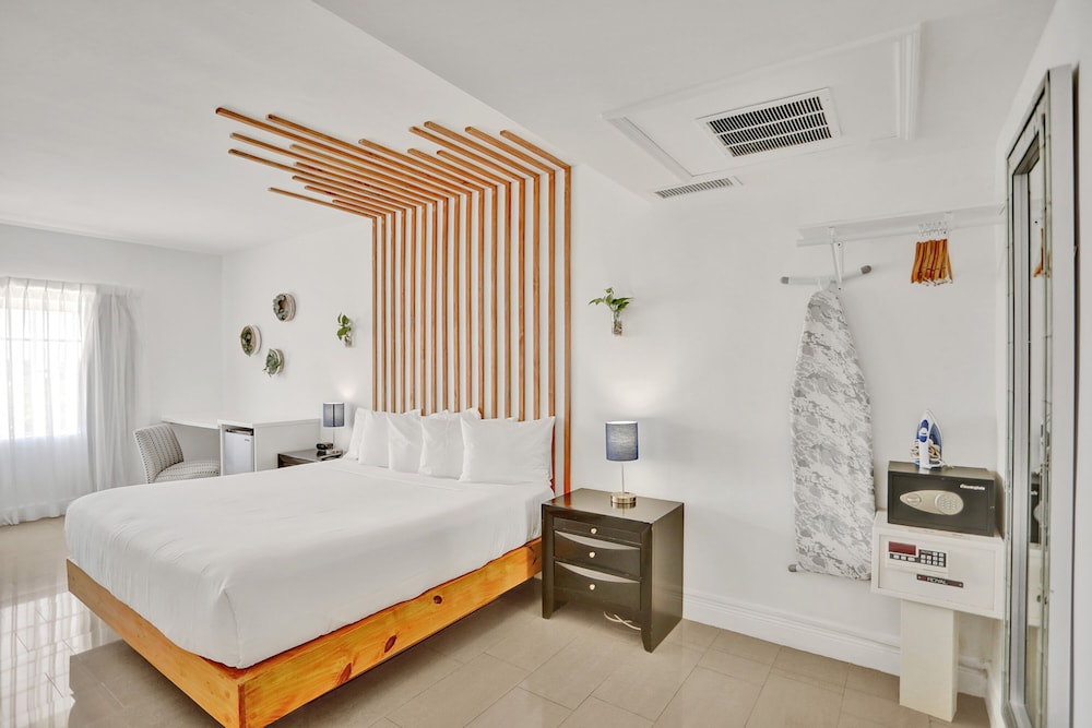 Deluxe Studio, 1 King Bed, Kitchen thumbnail 5