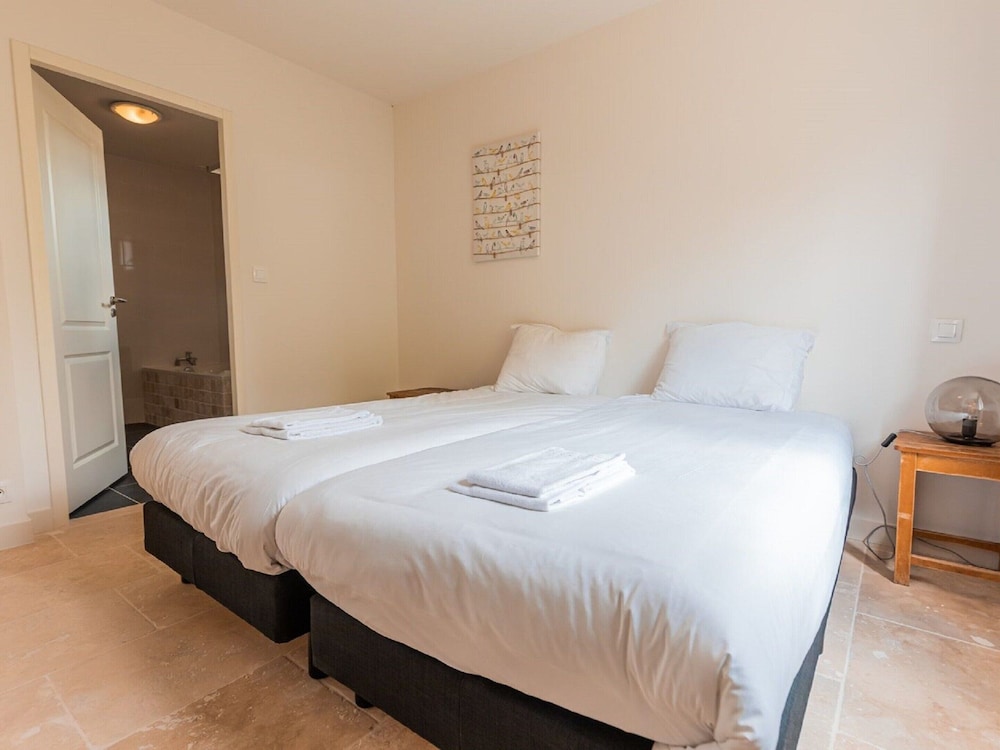 Classic Villa, 4 Bedrooms photo 1
