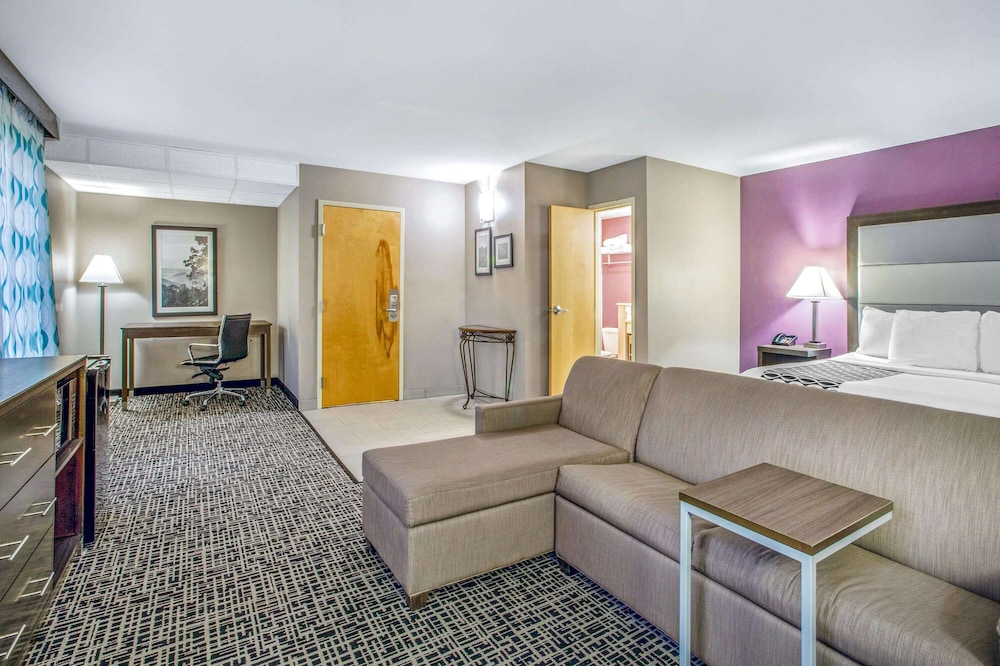Suite, Multiple Beds, Non Smoking (1 King & 1 Twin bed) photo 2