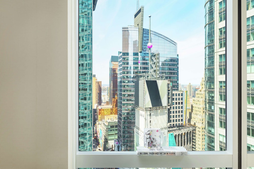 Room, 1 King Bed, Accessible (Hearing, Times Square View) thumbnail 6