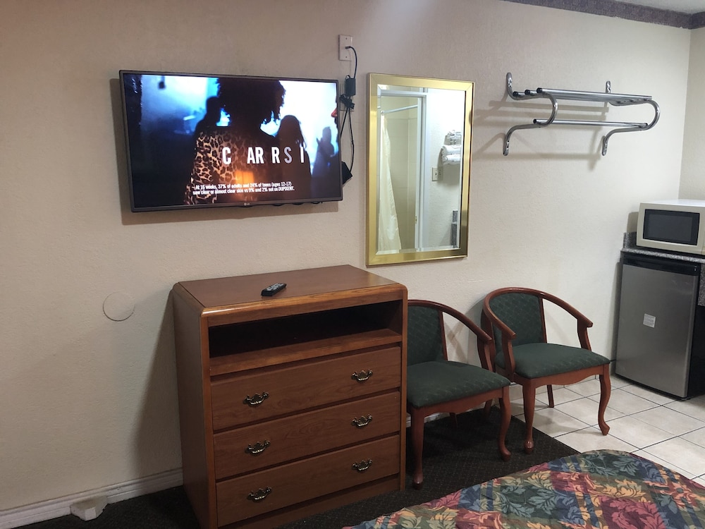 Basic Room, 1 King Bed, Non Smoking - Photo 3