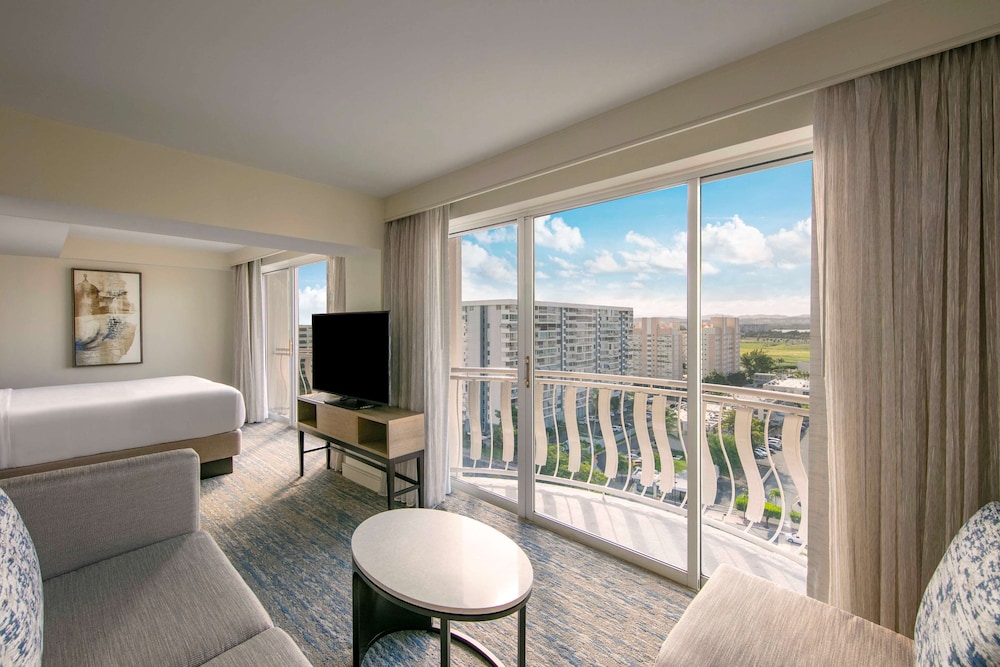 Junior Room with One Queen Bed (Non Smoking)