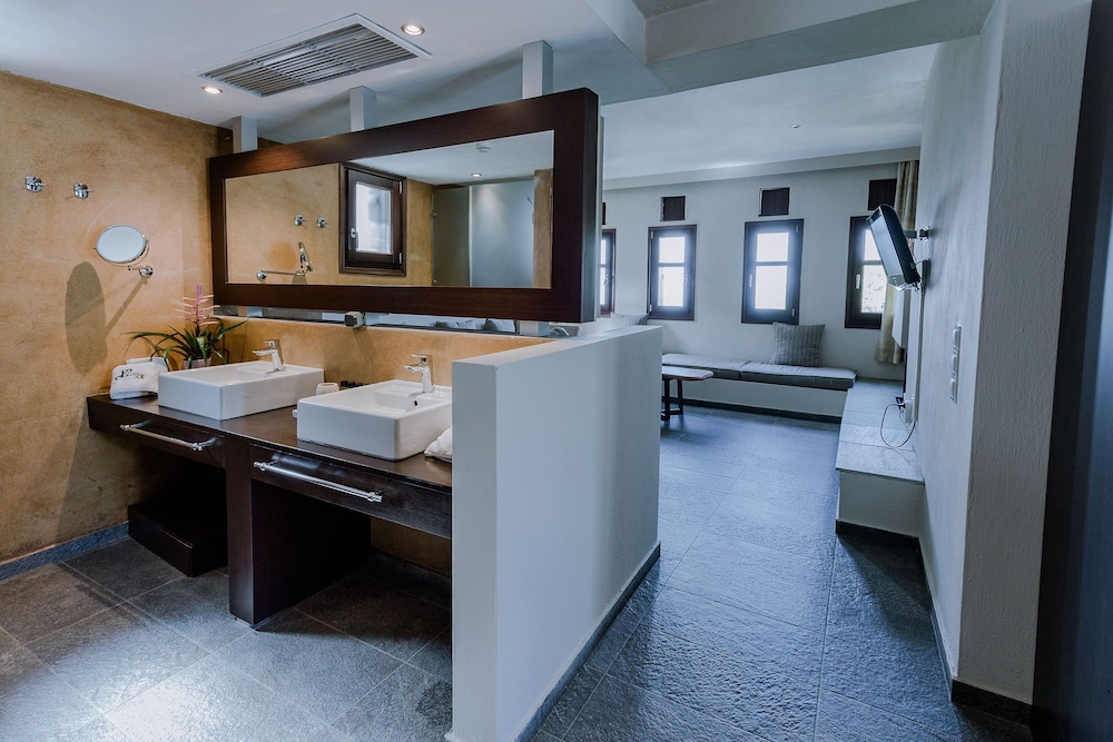 Deluxe Suite - Photo 12