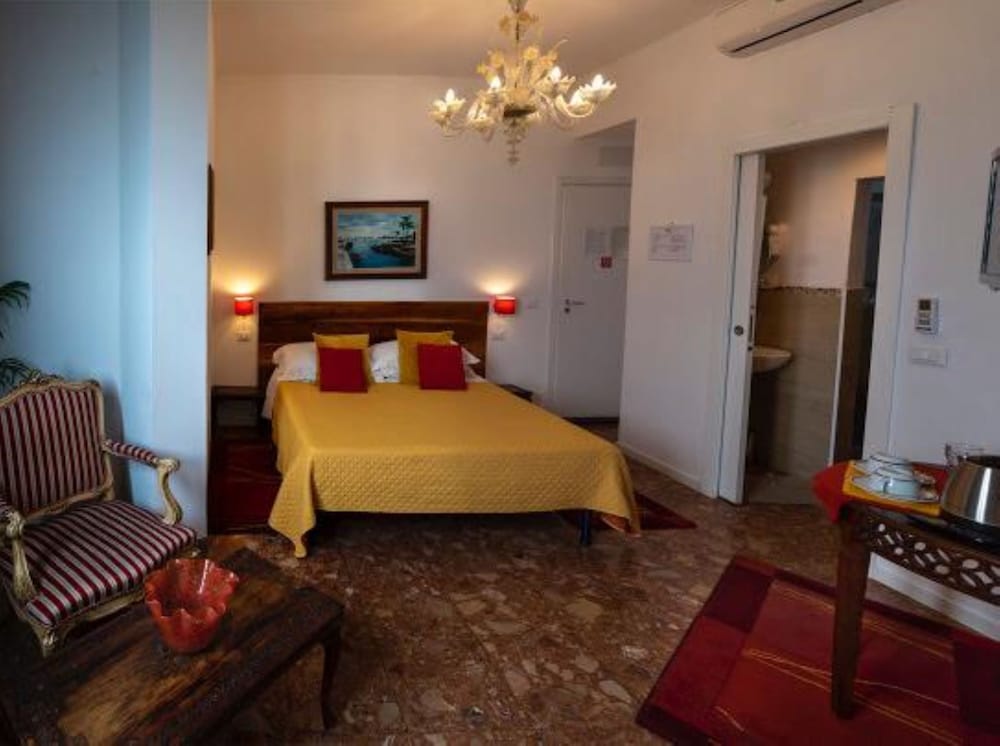 Panoramic Double Room, 1 Queen Bed, Sea View, Overwater photo 2