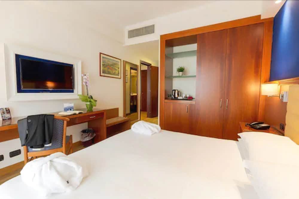 Deluxe Double Room Single Use, Sea View photo 3