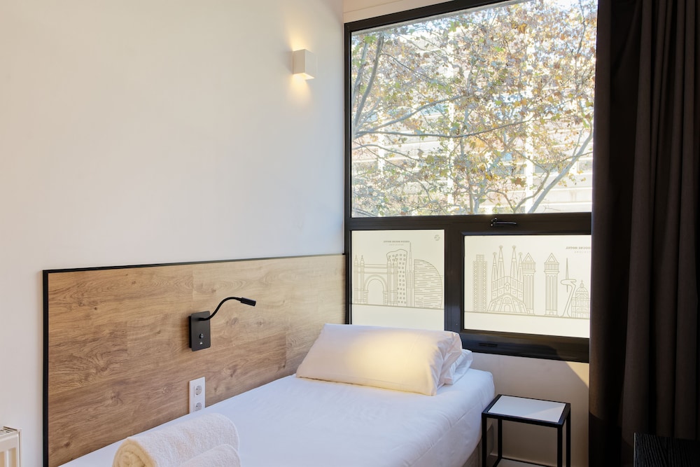 Standard Triple Room, City View photo 3