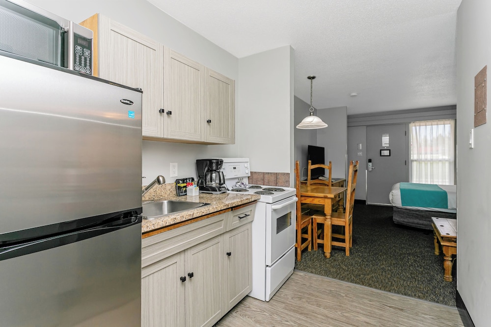 Family Suite, 1 King, 1 Queen, Kitchenette - Photo 3
