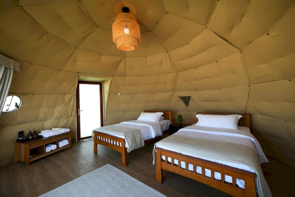 Deluxe Twin Room, 2 Twin Beds, Beach View, Beachside photo 2