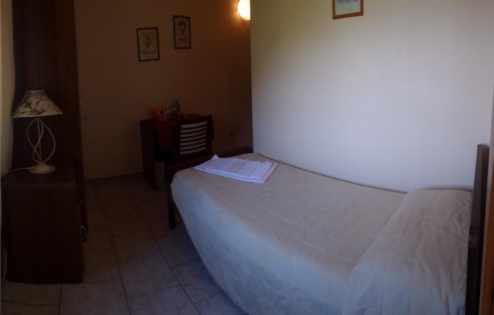 Basic Single Room, Lakeside photo 1