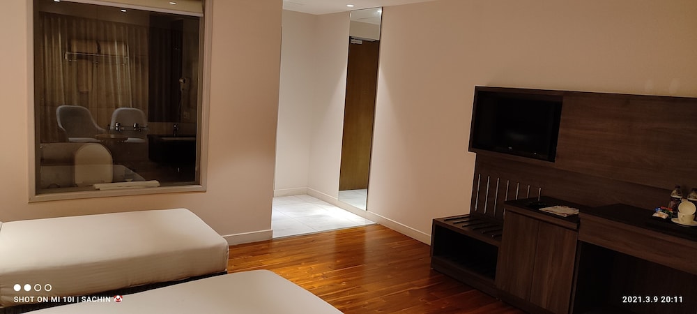 Premium Twin Room - Photo 1